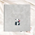 Szary album dziecięcy z haftowaną pandą i personalizacją.