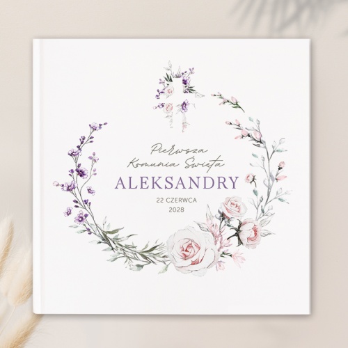 Księga pamiątkowa na wpisy gości komunijnych. Wewnątrz są kartki do wypełnienia.