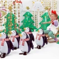 Świąteczny pingwin z szalikiem na balonie foliowym jako dekoracja na Boże Narodzenie.