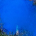 Intensywny niebieski dym rozchodzący się podczas gender reveal