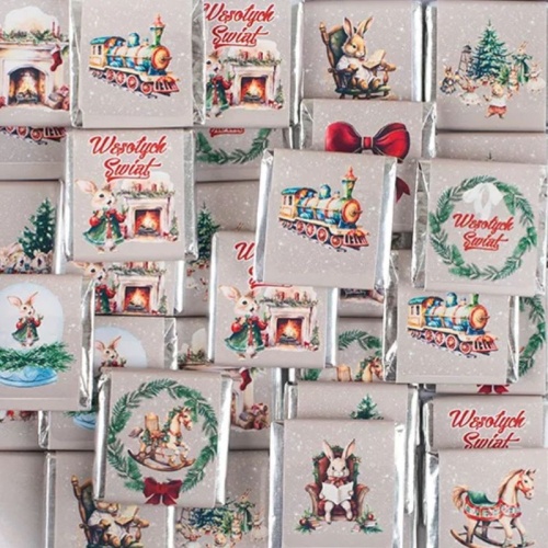 Czekoladki świąteczne z ilustracjami zimowymi jako drobny prezent.