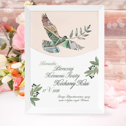 Prezent komunijny dla dziecka w formie plakatu z życzeniami, personalizacją oraz gołąbkiem pod którym znajduje się miejsce, na umieszczenie pieniędzy.