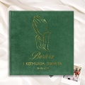Butelkowozielony album komunijny z motywem modlących się dłoni i personalizacją.
