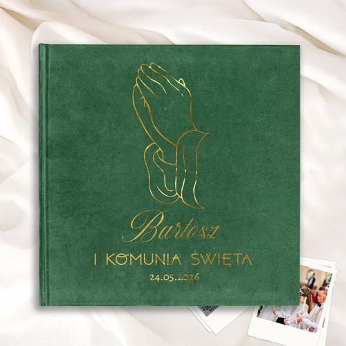 Butelkowozielony album komunijny z motywem modlących się dłoni i personalizacją.