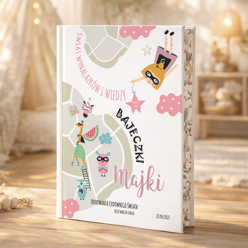 Książka z kolorową okładką i barwionymi brzegami. Prezent na urodziny dziecka.