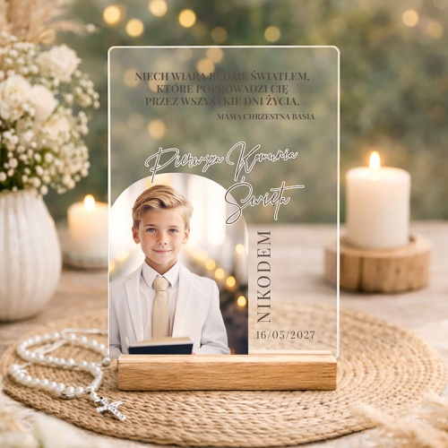 Tabliczka akrylowa ze zdjęciem dziecka komunijnego.