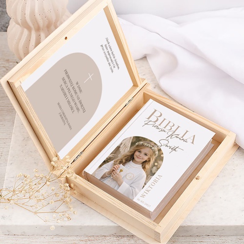 Biblia w drewnianym pudełku zdjęcie dziecka