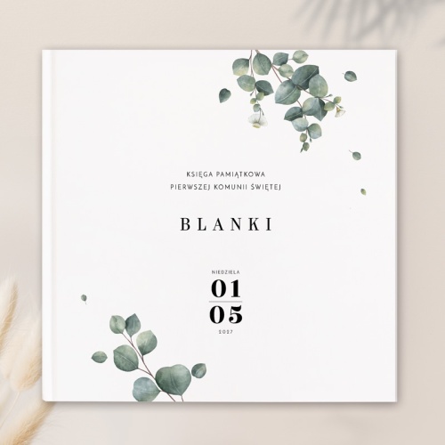 Księga komunijna z motywem eukaliptusa.