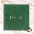 Album z własnym tekstem. Zielony album z personalizowanym złotym napisem na okładce.