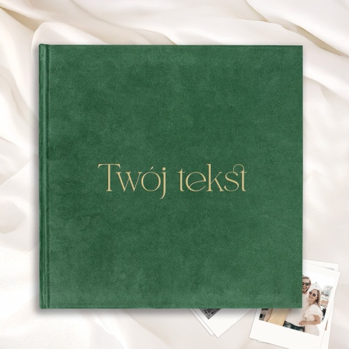 Album z własnym tekstem. Zielony album z personalizowanym złotym napisem na okładce.