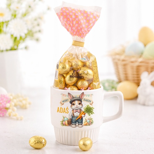 Zestaw wielkanocny w postaci kubka z imieniem oraz czekoladowymi jajkami.