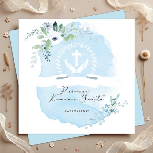 Zaproszenia uniwersalne na Komunię dla chłopca. W zestawie z niebieskimi kopertami.