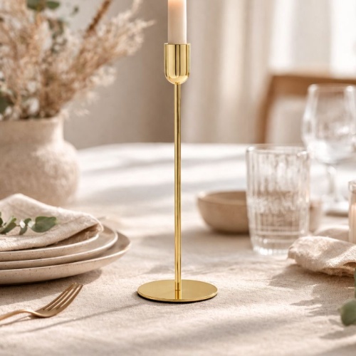 Świecznik metalowy w złotym kolorze. Efektowana dekoracja na stół.