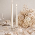 Elegancka dekoracja stołu w postaci szklanych świeczników 2w1.