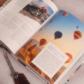 Książka bucket list z imieniem dziecka i krajobrazem górskim na okładce