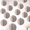 Zestaw szarych kul bibułowych do dekoracji sali.