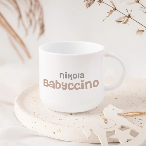 Kubeczek plastikowy z imieniem dziecka i napisem babyccino.