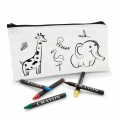 Piórnik do kolorowania w zestawie z kredkami. Pomysł na prezent dla dziecka.