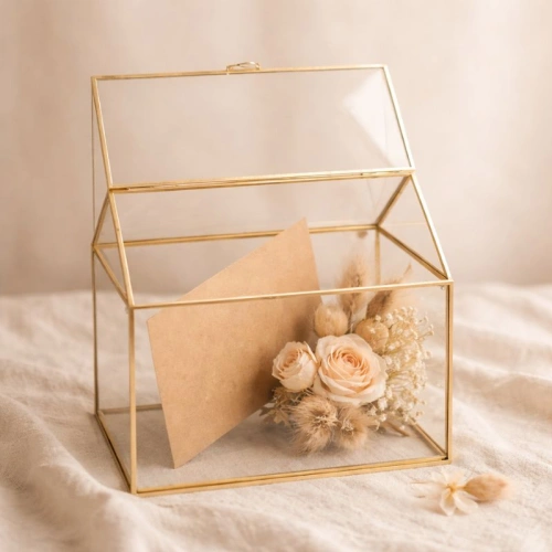 Szklana transparentna skrzynia na telegramy.