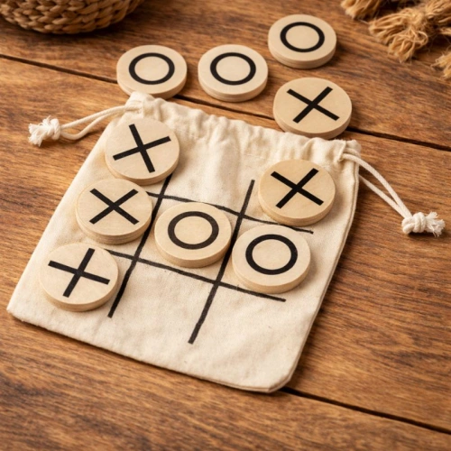 Drewniana gra kółko i krzyżyk z krążkami i materiałowym woreczkiem