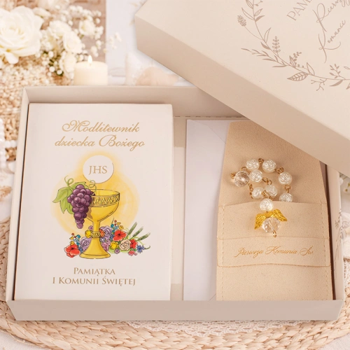 Gotowa pamiątka komunijna w postaci zestawu z modlitewnikiem.