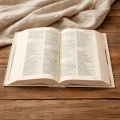 Biblia na Komunię zawiera Nowy i Stary Testament.