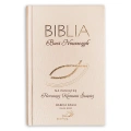 Elegancka pamiątka komunijna. Biblia z dedykacją na okładce.