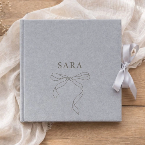 Personalizowany album welurowy na zdjęcia z imieniem i grafiką kokardy na okładce