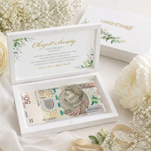 Drewniane pudełko na pieniądze na prezent z okazji Chrztu Świętego.