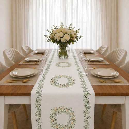 Elegancki bieżnik na Komunię. Modna dekoracja stołu.