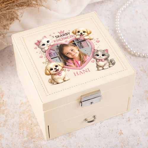 Szkatułka ze zdjęciem na prezent urodzinowy dla dziewczynki. Personalizowany kuferek na biżuterię.