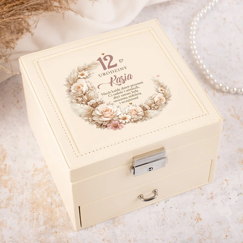 Personalizowana szkatułka na urodziny dla dziewczynki.