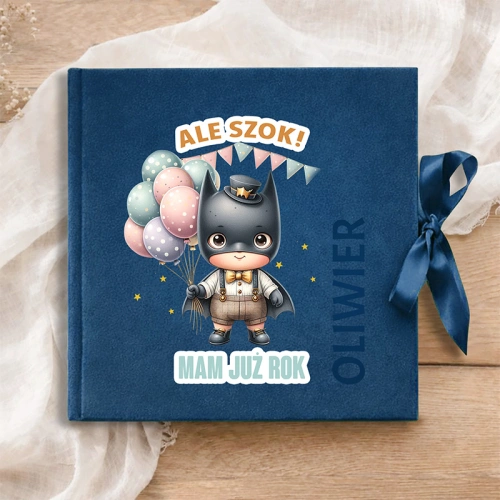 Personalizowany album granatowy z weluru. Prezent na roczek chłopca.