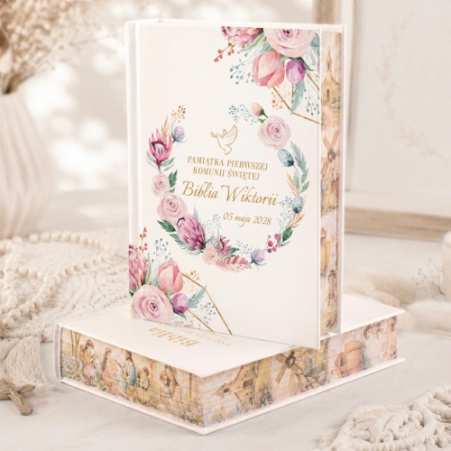 Wydanie biblii komunijnej dla dziewczynki posiada barwione brzegi i personalizowaną okładkę.