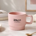 Personalizowana różowa filiżanka z imieniem mamy. Prezent z okazji Narodzin.