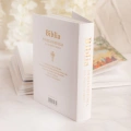 Ozdobna Biblia na Komunię w eleganckim pudełku.