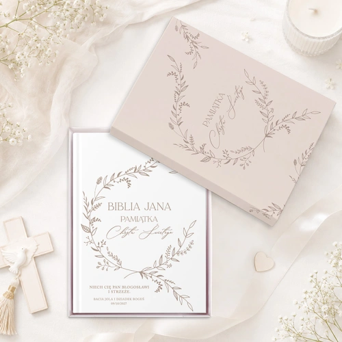 Elegancka Biblia w pudełku na Chrzest Święty.