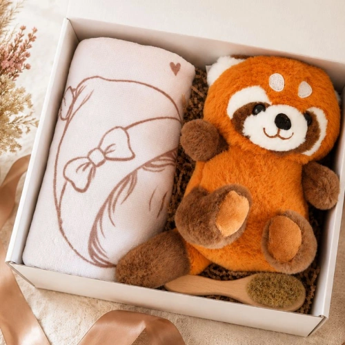 Elegancki zestaw prezentowy na narodziny dziecka. Personalizowany zestaw prezentowy dla niemowlaka z ręcznikiem, liskiem, szczoteczką i pudełkiem