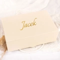 Eleganckie pudełko prezentowe z personalizowanym złotym napisem imienia na wieczku.