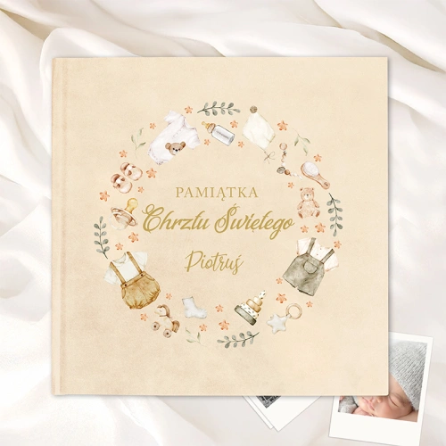 Beżowy personalizowany album na zdjęcia „Pamiątka Chrztu Świętego” z imieniem dziecka.