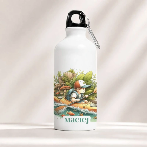 Bidon personalizowany z grafiką chłopca w kajaku.