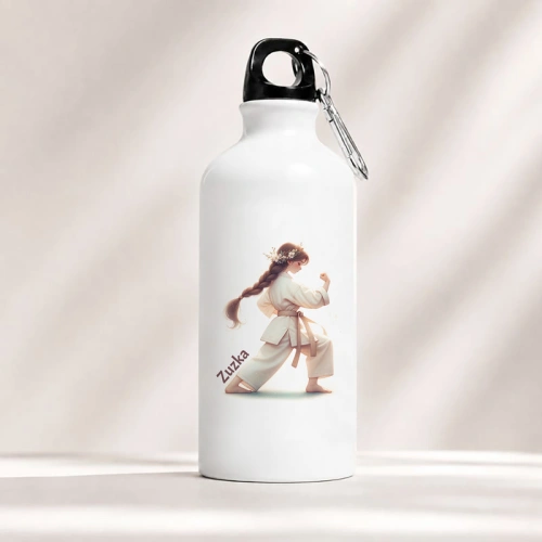 Bidon na prezent dla dziewczynki ćwiczącej karate.