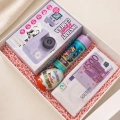 Zestaw prezentowy z aparatem, Kinder Niespodzianką, bańkami mydlanymi i czekoladą to ciekawy upominek dla dziewczynki lub chłopca.