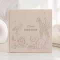 Personalizowana księga dziecka Safari to elegancka pamiątka z imieniem i delikatną grafiką zwierząt na okładce.