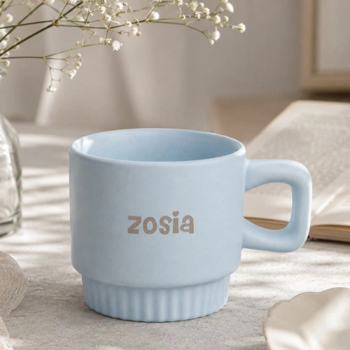 Kubek ryflowany z imieniem dla dziewczynki to personalizowany prezent w pastelowym kolorze.