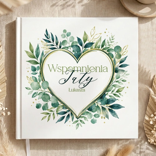 Personalizowana księga wspomnień dla taty ma zieloną okładkę z sercem i imieniem.
