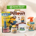 Zestaw prezentowy dla dziecka fana Minionków z personalizowanym kubkiem i słodyczami.