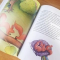 Kolorowe ilustracje sprawiają, że książka z bajkami przyciąga uwagę dziecka.