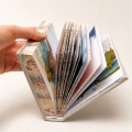 Personalizowana Biblia na Chrzest Święty z imieniem dziecka ma elegancką welurową okładkę.