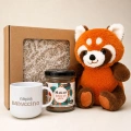 Personalizowany zestaw urodzinowy dla dziecka tworzą pluszak, kubek Babyccino oraz kakao do picia.
